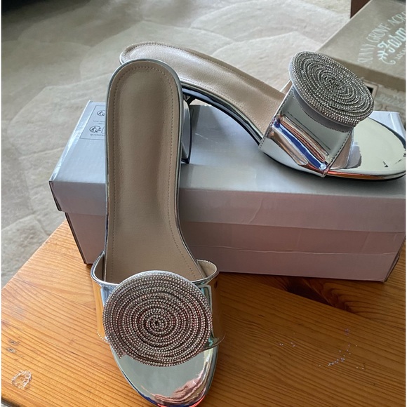 Women Metallic Sandals - Picture 2 of 7